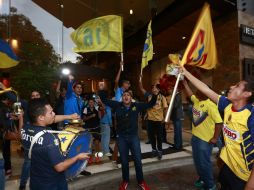 Al rededor de unos 60 aficionados esperaran a sus ídolos en la entrada del Hotel Grand. EL INFORMADOR  E. Pacheco  /