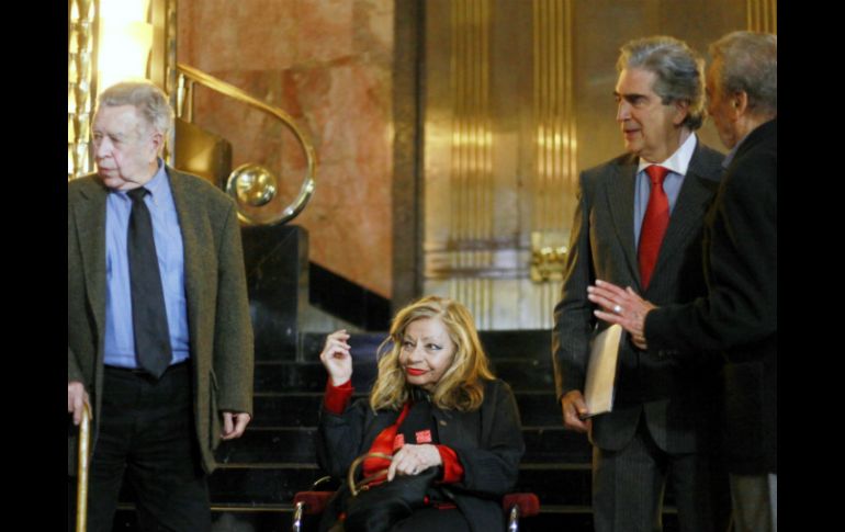 Los artistas Manuel Felguérez (i) y Vicente rojo (d), la viuda de Paz (c) y el Presidente de Conaculta (2d) en la inauguración. EFE ARCHIVO /