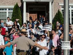 Manifestantes muestran cartulinas contra el presidente Barack Obama, en Pikesville, Maryland. AP  N. Kamm  /