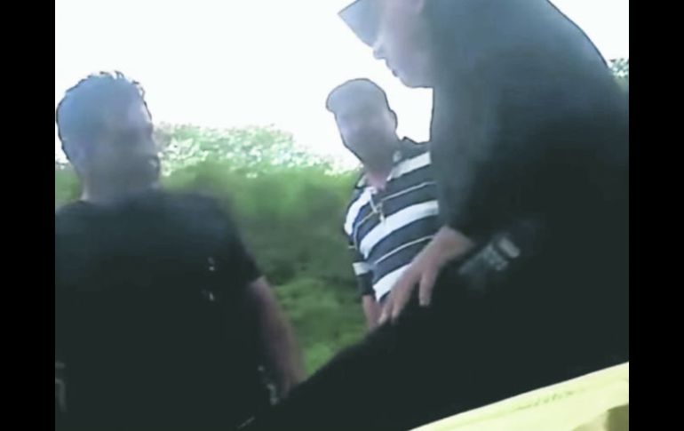 La Fiscalía negó que el hombre de en medio sea Antonio Torres, 'El Americano'. A la derecha está 'La Tuta'. YOUTUBE  PersonajesMexico  /