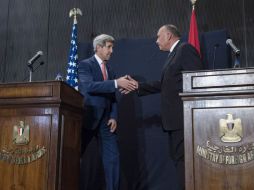 John Kerry (i) se reúne con el ministro de egipcio de Exteriores, Sameh Shukri (d) para alcanzar acuerdos. AP B. Smialowski.  /