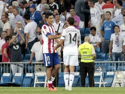 Jiménez y 'Chicharito' Hernández se saludaron al final del partido que ganó el cuadro Colchonero. NTX J.Rojas  /