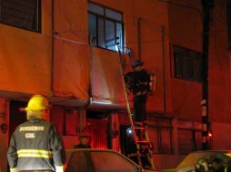 La familia pasó desde la azotea hasta la calle entre el humo del hogar. EL INFORMADOR  S. Blanco.  /