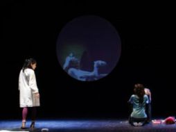 La obra le da importancia a los recursos multimedia, como las conversaciones por cámara web entre niños. ESPECIAL www.helenico.gob.mx.  /