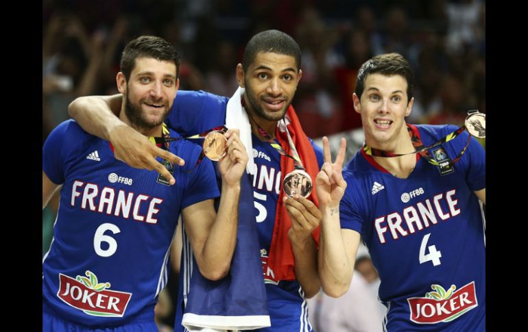 Los jugadores franceses Antoine Diot (i), Nicolas Batum (c) y Thomas Heurtel (d)  presumen la presea luego del juego. ESPECIALfiba.com  /