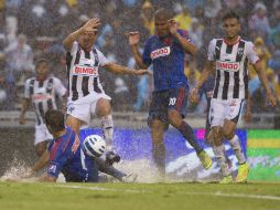 Acción del partido entre Monterrey y Chivas donde se ven las condiciones del campo. MEXSPORT R.Domínguez  /