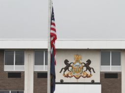 Bandera  de EU a media asta en sede de Policía Estatal de Pensilvania en honor  al agente fallecido en ataque. AP  J. D Stevens  /