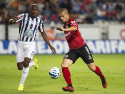 Acción de juego entre Aquivaldo Mosquera (i) y Darío Benedetto (d). MEXSPORT  R. Domínguez  /