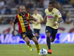 Acción de juego entre Marc Crosas (i) y Michael Arroyo (d). MEXSPORT  R. Domínguez  /