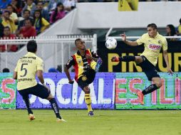 El atacante ecuatoriano de UdeG, Fidel Martínez (centro), disputa un balón con Paul Aguilar (der.). EL INFORMADOR  E. Pacheco  /