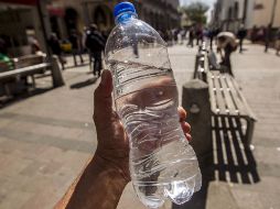 La mejor bebida para adultos y niños es el agua natural. EL INFORMADOR ARCHIVO  /