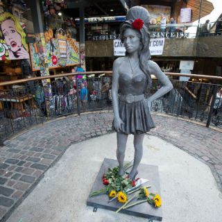 Develan estatua de Amy Winehouse en Londres