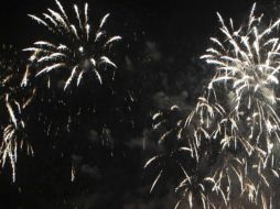Los fuegos artificiales son parte esencial de los festejos en el mes patrio. EFE ARCHIVO /