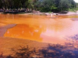 Cuarenta mil metros de sulfato de cobre acidulado se derramaron en el río Sonora, que contamina el suelo y agua. AP ARCHIVO  /