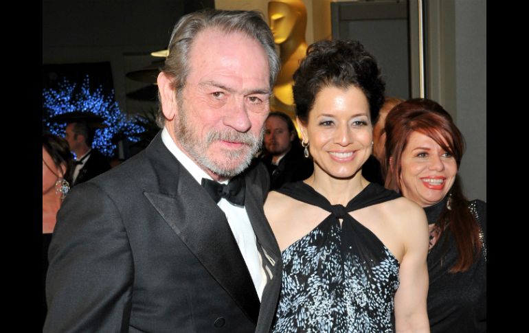 Tommy Lee Jones y su esposa Dawn Laurel-Jones después de la ceremonia de los Oscar en 2013. AP  ARCHIVO  /
