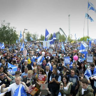 Reina Isabel II pide a escoceses que piensen en el futuro