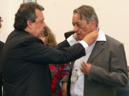 El gobernador de Guerrero entrega el máximo galardón que otorga el Poder Legislativo al escritor José Agustín. NTX  ESPECIAL  /