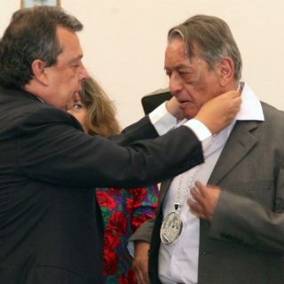 José Agustín recibe presea Sentimientos de la Nación