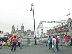 La gente disfruta del Zócalo, que se está llenando de toldos y escenarios para celebrar hoy a los héroes que nos dieron patria. SUN /