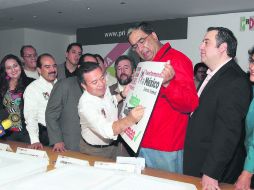 César Camacho (centro) dio a conocer la cifra de firmas recabadas en el salón José Francisco Ruiz Massieu de la sede nacional del PRI. NTX /