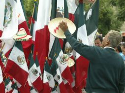 Las calles se llenan de ríos tricolores en forma de banderas que ondean el espíritu mexicano. EL INFORMADOR ARCHIVO /