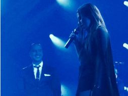 El Potrillo comparte el escenario junto a su hija Camila Fernández, siendo este su debut. TWITTER @alexoficial ESPECIAL /