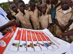 La OMS indicó la semana pasada que se necesitan entre 500 y 600 profesionales extranjeros en los países afectados. AFP S. Kambou  /