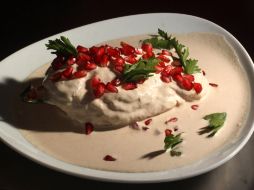 Los tradicionales chiles en nogada no pueden faltar en la mesa en este mes patrio. NOTIMEX ARCHIVO  /