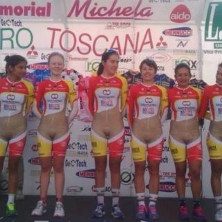 Uniforme de ciclistas colombianas desata críticas