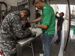 En los filtros, a un hombre le pidieron que se terminara su refresco o se lo quitaban. EL INFORMADOR A. Hernández  /