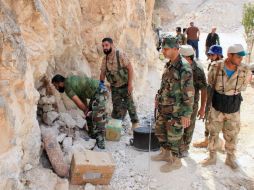 Fuerzas sirias observan el interior de una cueva donde se esconderían rebeldes yihadistas. AFP  STR  /