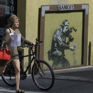 Hombre paga 13 mil dólares por pintarrajear dos grafitis de Banksy