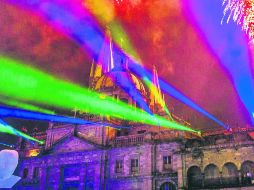 Entre fuegos artificiales y luces los tapatíos celebraron la Independencia de México. EL INFORMADOR A. Hernández  /