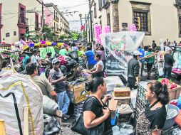 Sin paso. La Policía cercó con vallas el primer cuadro del Centro Histórico de Guadalajara. EL INFORMADOR A. Hernández  /