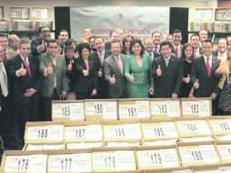 Presumen. Los priistas muestran su colecta de rúbricas. Ayer fue el último día para presentar propuestas de consulta. SUN /