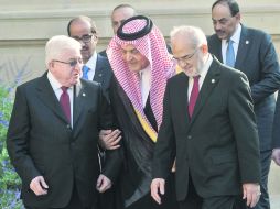 El presidente iraquí, Fuad Masum, el ministro de Exteriores saudí, Saud al-Faisal, y el canciller iraquí, Ibrahim al Jaafari. AFP /