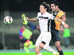 El defensa michoacano del Hellas Verona, Rafael Márquez (der.), anticipa en la marca al volante paraguayo del Palermo, Édgar Barreto. EFE /