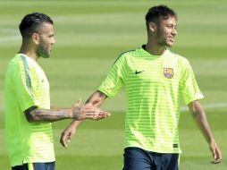 Dos de los brasileños del club español, Alves (i) y Neymar. EFE A. Dalmau  /