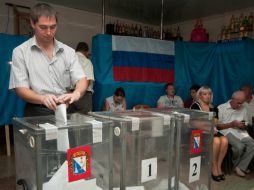 Un hombre deposita su voto en una urna durante las elecciones legislativas en Crimea. AP A. Polegenko  /