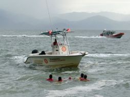Para extraer los cuerpos, los rescatistas vallartenses solicitaron apoyo de Protección Civil Jalisco y de la Octava Zona Naval. ESPECIAL /