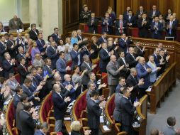 Diputados aplauden después de la votación. La Rada Suprema de Ucrania ratifica el Acuerdo de Asociación con la UE. EFE Sergey  /