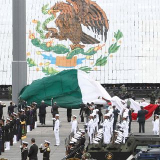 Cae la Bandera Nacional al momento de ser izada