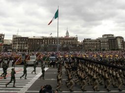El aeropuerto permaneció cerrado por las maniobras aéreas que se realizaron en el Desfile Militar. EFE  M. Guzmán  /