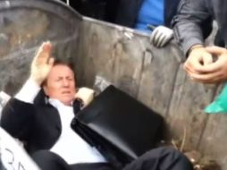 Vitaly Zhuravsky es interceptado por manifestantes e introducido en un contenedor de basura. ESPECIAL  Video  /