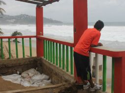 Un joven observa el fuerte oleaje hoy en el puerto de Acapulco. EFE  F. Meza  /