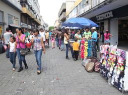 Entre los 40 inspectores del Ayuntamiento tapatío realizan, un aproximado, de 17 decomisos diarios a ambulantes.EL INFORMADOR E.Barrera  /