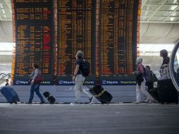 Pasajeros en el aeropuerto Charles de Gaulle miran un panel con los vuelos cancelados. EFE  E. Laurent  /