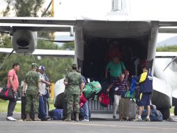 Turistas llegan al aeropuerto del DF luego que el Ejército mexicano ayudara en su evacuación de BCS. AP C. Palma  /
