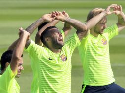 La lesión de Alves lo dejó fuera del último juego de liga del Barsa. EFE A. Dalmau  /