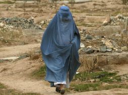 El uso de un velo largo de la cabeza a los pies, mejor conocido como 'burka', es una obligación en todas las femeninas. AFP ARCHIVO /